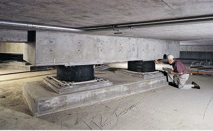Diseño de Aislación Sísmica de Base en Elche: Protección Estructural Contra Sismos en Suelos Complejos